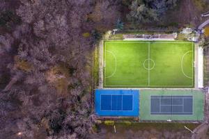 antenn se av varna hav trädgård. skön parkera med ett utomhus- fotboll och tennis lekplats. foto