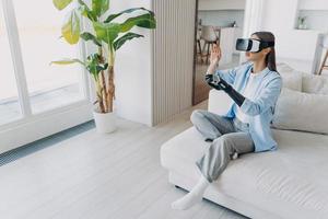 flicka med handikapp i vr glasögon interagerar med virtuell verklighet förbi bion protes- ärm på Hem foto