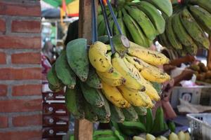 banan gren på marknadsföra eller turist fläck foto