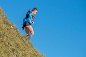 kvinna löpning i de bergen foto
