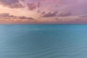 dröm solnedgång lugna hav Strand. havet av tropisk strand landskap, exotisk hav horisont, koppla av inspirerande, motiverande natur naturskön med färgrik himmel, närbild sand. lugn sommar utomhus- naturskön foto