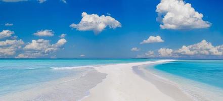 skön tropisk ö strand på bakgrund blå himmel med vit moln och turkos hav solig dag. perfekt naturlig sandbank landskap som sommar semester strand, ultra bred formatera. Fantastisk natur foto