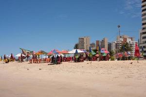 fortaleza ceara, Brasilien, september 13 2022 färgrik paraplyer längs iracema strand i de meireles grannskap av fortaleza foto