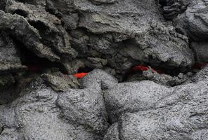 glimtar av lava nära islands nyaste vulkan, geldingadalir foto