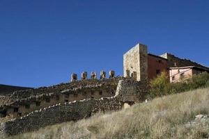 se över de skön berg by albarracin i Spanien med de stad vägg foto