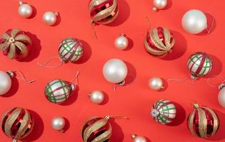 röd och vit skinande jul bollar på röd bakgrund, mönster foto