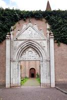 ingång i basilika san giovanni evangelist i korp foto