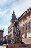 se på fontän av neptune och stad hall i bologna foto