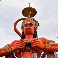 ny delhi, Indien - juni 21, 2022 - stor staty av herre hanuman nära de delhi metro bro belägen nära karol bagh, delhi, Indien, herre hanuman staty rörande himmel foto