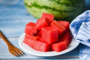 röd vattenmelon skiva på vit tallrik, ljuv vattenmelon skivor bitar färsk vattenmelon tropisk sommar frukt foto