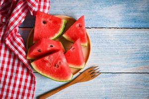 ljuv vattenmelon skivor bitar färsk vattenmelon tropisk sommar frukt, vattenmelon skiva på tabell bakgrund foto