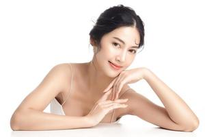 asiatisk kvinna med en skön ansikte och perfekt rena färsk hud. söt kvinna modell med naturlig smink och gnistrande ögon på vit isolerat bakgrund. ansiktsbehandling behandling, kosmetologi, skönhet begrepp. foto