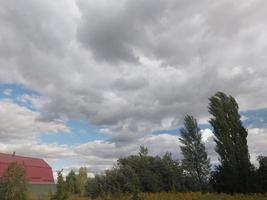 tät moln i de himmel innan de regn foto