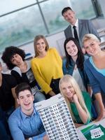 studenter med lärare i dator labb klassrum foto