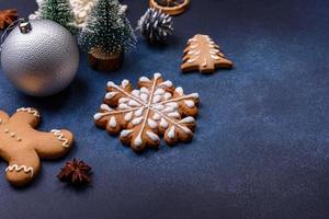 jul sammansättning med pepparkaka småkakor, jul leksaker, tall koner och kryddor foto