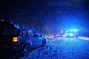 bil olycka på hal vinter- väg på natt foto