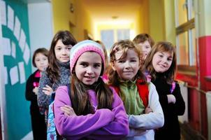 Lycklig barn grupp i skola foto