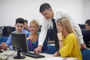 studenter med lärare i dator labb klassrum foto