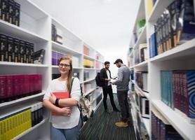 studenter grupp i skola bibliotek foto