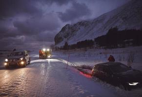 bil bogseras efter olycka i snöstorm foto