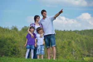 Lycklig ung familj ha roligt utomhus foto