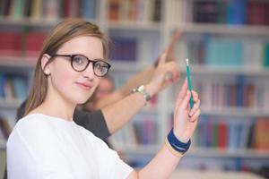 grupp av studenter höja händer upp foto