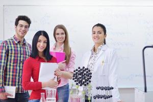 Lycklig tonåren grupp i skola foto