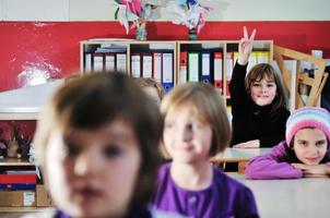 Lycklig barn grupp i skola foto