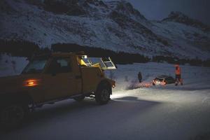 bil bogseras efter olycka i snöstorm foto