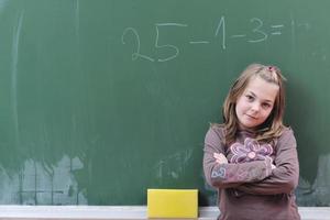 Lycklig skola flicka på matematik klasser foto