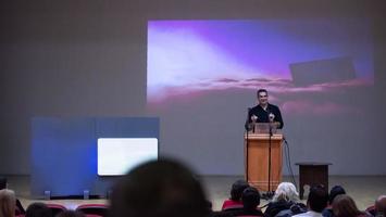 affärsman ger presentationer på konferens rum foto