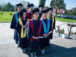 ung examinerade studenter grupp foto