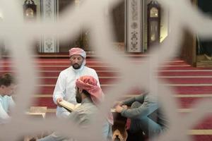 muslim människor i moské läsning quran tillsammans foto