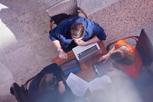 studenter grupp arbetssätt på skola projekt tillsammans foto