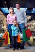 Sverige, 2022 - familj i handla köpcenter foto