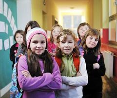 Lycklig barn grupp i skola foto