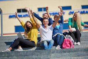 studenter utanför Sammanträde på steg foto