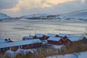 traditionella norska fiskarstugor och båtar foto