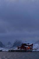 traditionella norska fiskarstugor och båtar foto