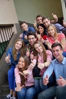 Lycklig tonåren grupp i skola foto