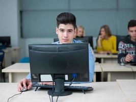 studenter grupp i dator labb klassrum foto