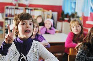 Lycklig barn grupp i skola foto