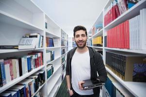 studerande med läsplatta i bibliotek foto