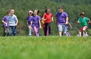 Lycklig barn grupp ha roligt i natur foto