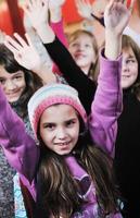 Lycklig barn grupp i skola foto