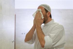 en porträtt av en man i abdesthana använder sig av en handduk foto
