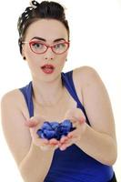 ung kvinna innehav blå blomma i händer foto