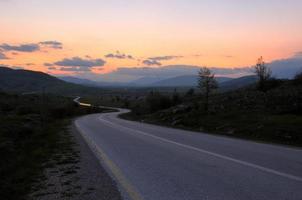 landsväg äventyr med skön solnedgång foto