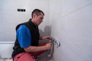 professionell rörmokare arbetssätt i en badrum foto