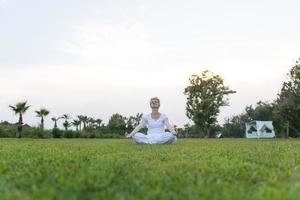 kvinna gör yogaövning foto